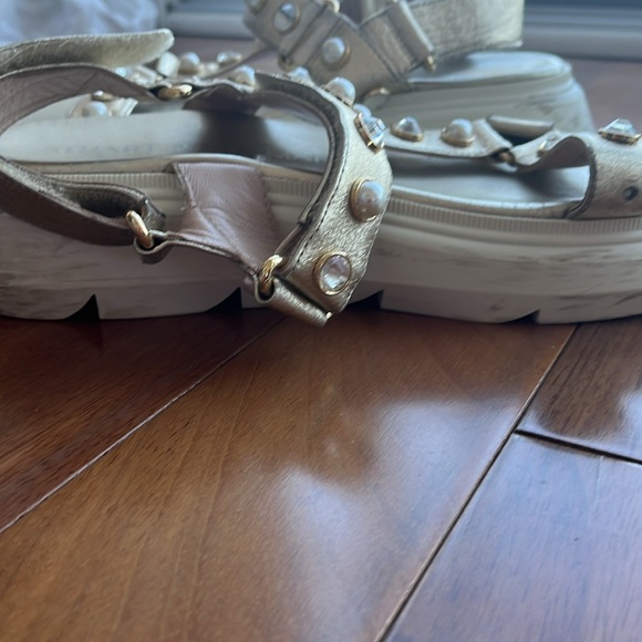 Stuart Weitzman Zoelie Beaded Metallic Gold Leather Platform Sandals - Picture 10 of 10